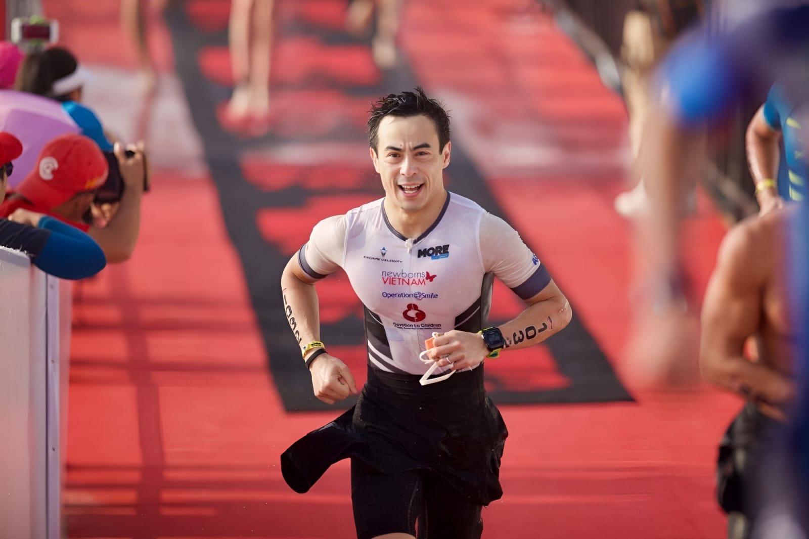 Bên trên Trịnh Bằng tham gia giải chạy 2019 TECHCOMBANK IRONMAN 70.3 Asia-Pacific Championship (Đà Nẵng). Ảnh: NVCC